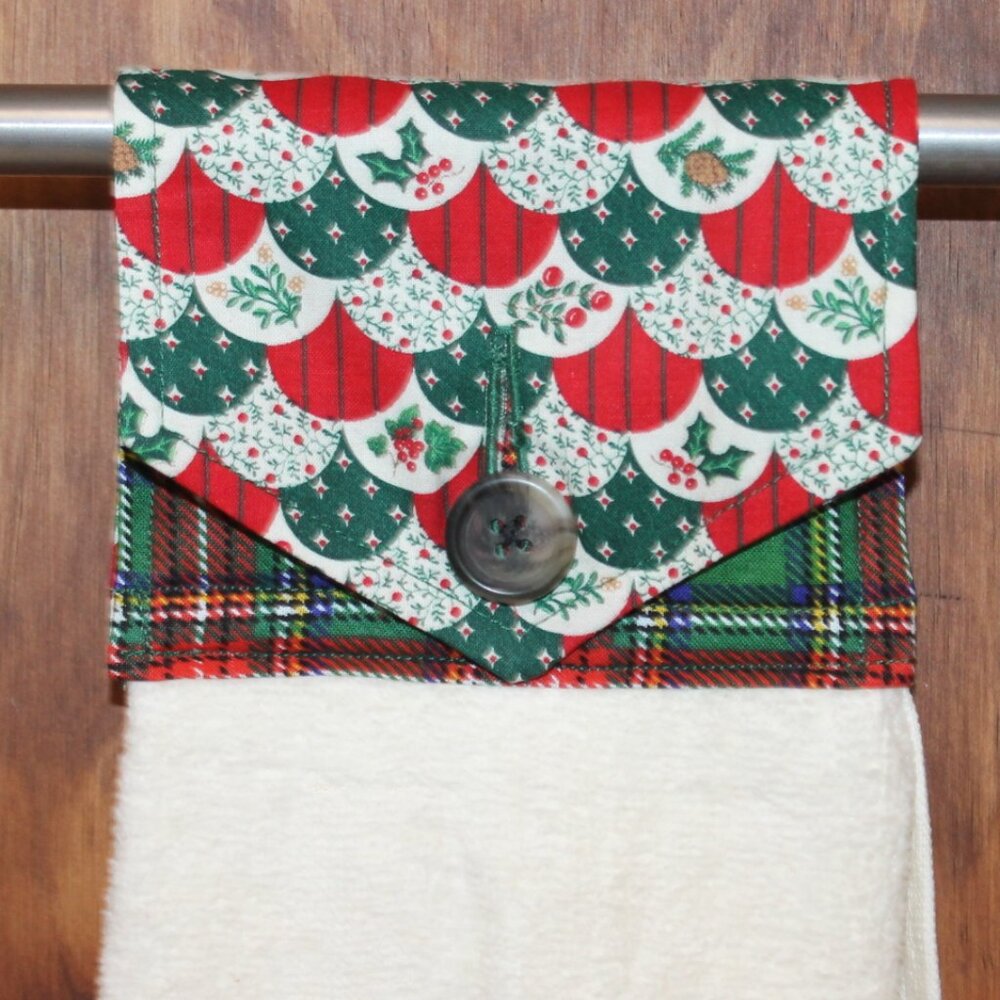 CHRISTMAS SCALLOP GREEN, RED & IVORY PRINT HANDMADE HANGING OFF WHITE HAND TOWEL
